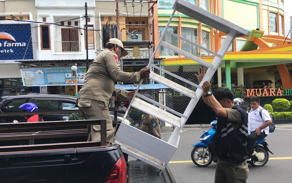 Satpol Pp Kota Ternate Kembali Tertibkan Pedagang Di Trotoar Dan Bahu