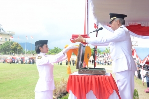Inspektur Upacara Wali Kota Ternate, Burhan Abdurahman saat menyerahkan bendera pusaka ke pembawa Baki
