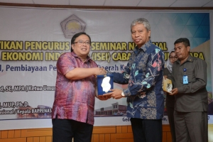 Ketua ISEI Cabang Malut yang juga Wali Kota Ternate, Burhan Abdurahman memberikan cendera mata ke Menteri Bappenas
