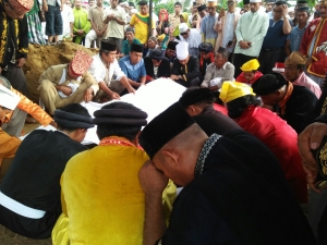 Isak tangis keluarga dan masyarakat iringi pemakaman sang Sultan.