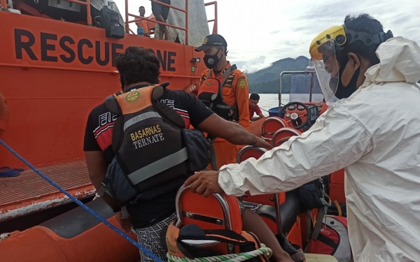 Korban saat dievakuasi tim Basarnas Ternate