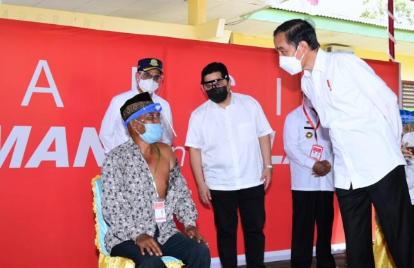 Jokowi saat berbincang dengan salah satu peserta vaksin