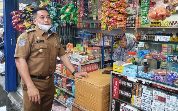 Pj Wali Kota berbincang dengan pedaganf dalam kawasan terminal