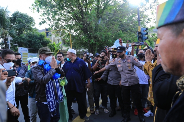 Ratusan pendukung bersama Wali Kota Terpilih