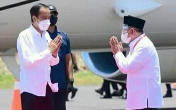 Gubernur Malut saat menjemput Presiden RI