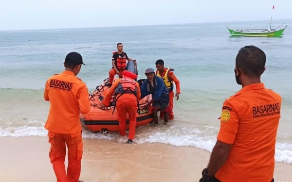 Proses Evakuasi nelayan Morotai Proses Evakuasi nelayan Morotai