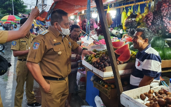 Pj saat berbincang dengan pedagang buah
