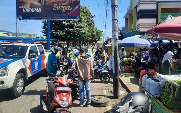 Suasana anggota satlantas menertibkan kenderaan