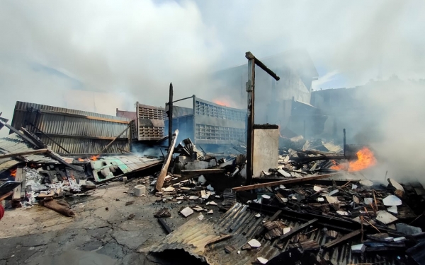 Suasana api yang menghanguskan bangunan