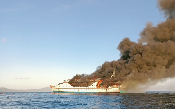 KM Karya Indah saat terbakar