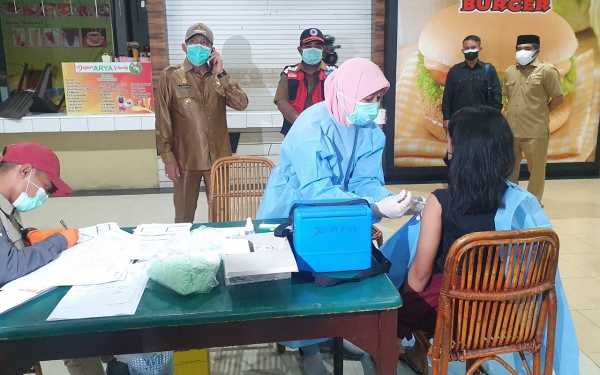 Wali Kota saat memantau vaksin di Jatiland Mall