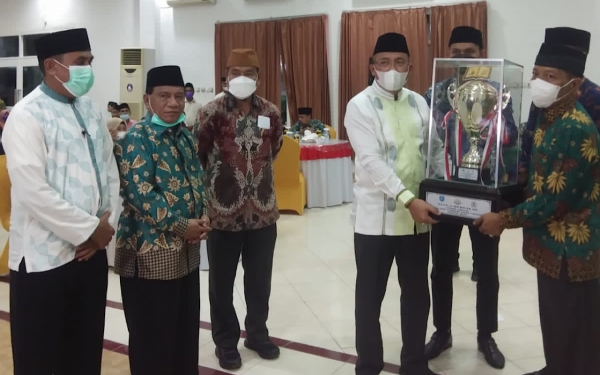 Penyerahan piala bergilir MTQ kota Ternate