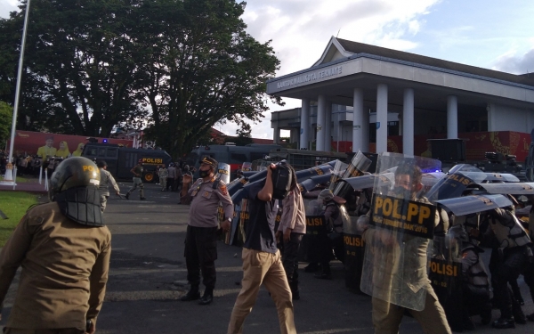 Aksi lempar 