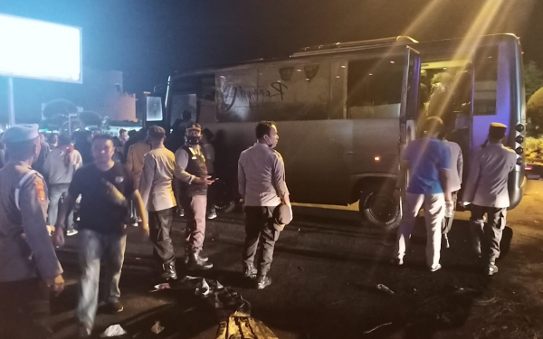 Masa aksi diantar oleh bus Polres Ternate