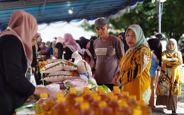 Antusias warga kota Ternate mendatangi bazar murah 