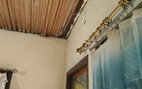 Rumah warga yang retak akibat getaran mesin