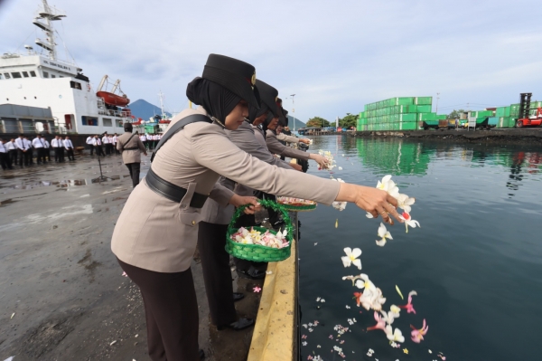 Upacara tabur bunga di laut 